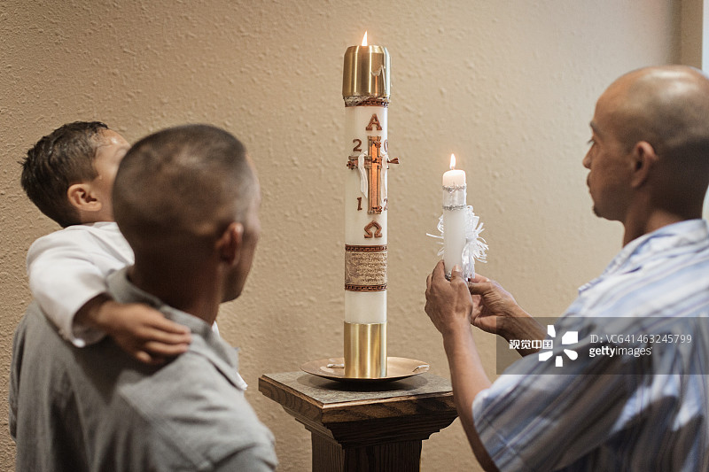 人们在教堂里点燃洗礼蜡烛图片素材