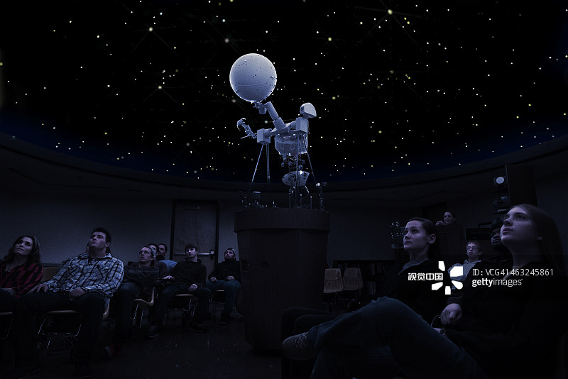 学生们在天文馆看星星图片素材
