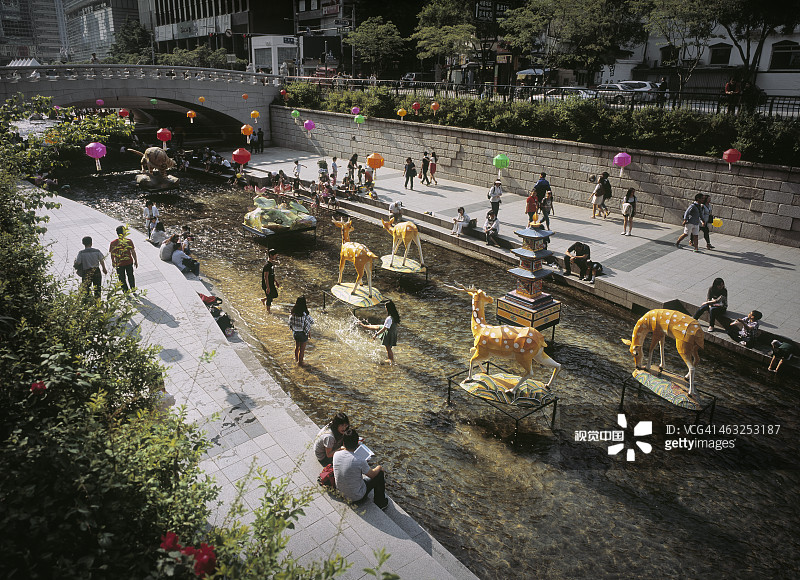 人们在首尔庆祝佛诞节图片素材