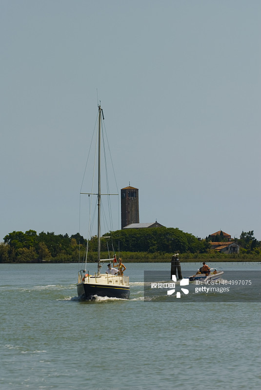 托切罗岛，两艘游弋在泻湖中的船只图片素材