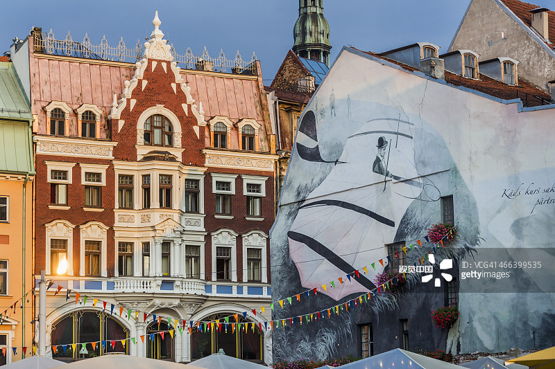 主教座堂广场，壁画附近的典型房屋图片素材