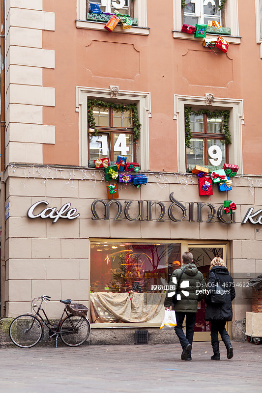 建筑物窗户上的大型降临节日历图片素材