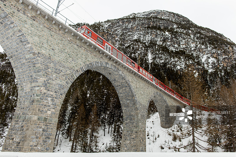 阿尔布拉列车通过桥梁图片素材