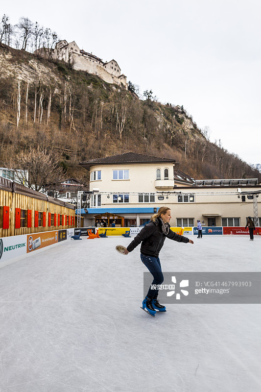 瓦杜兹城堡下的滑冰运动图片素材