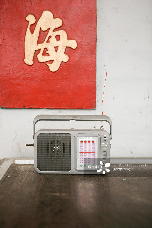 桌子上的中国晶体管收音机图片素材