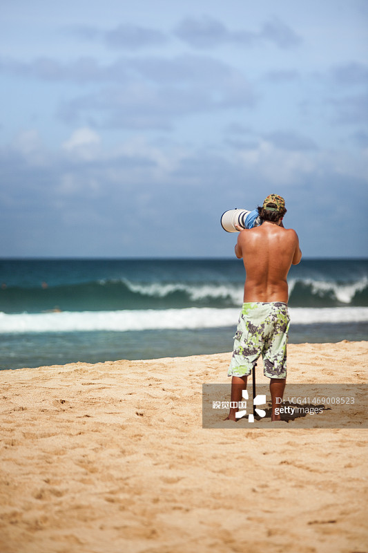 使用长焦镜头的冲浪摄影师图片素材