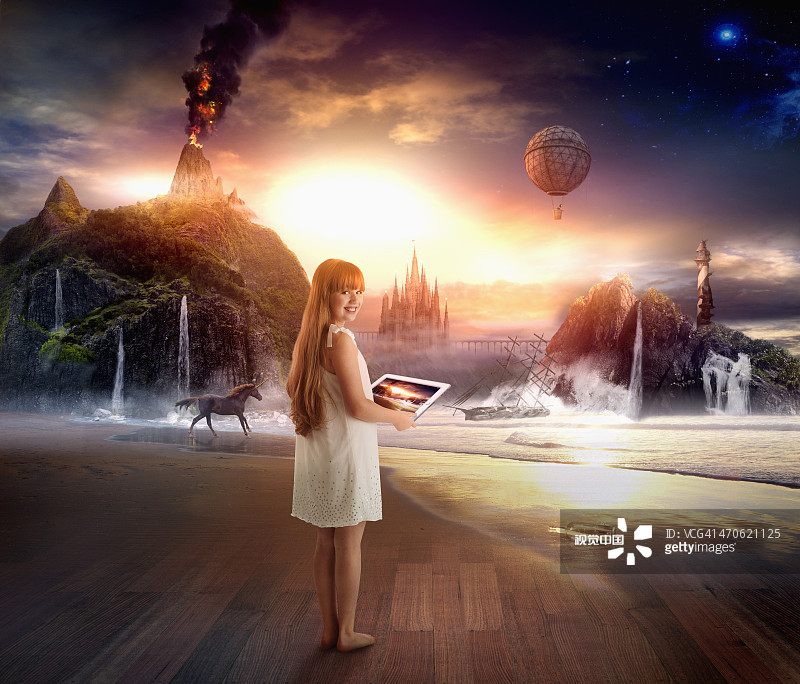 在壮丽景色中使用平板电脑的白人女孩图片素材