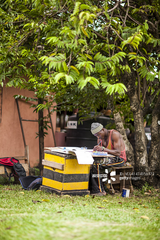 艺术家在树下绘画图片素材