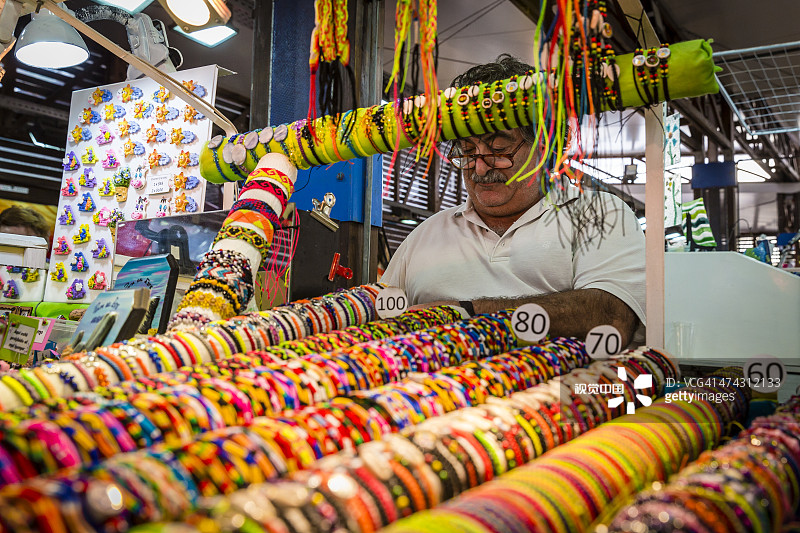 阿蒂加斯广场工艺品市场的摊位上的商贩图片素材