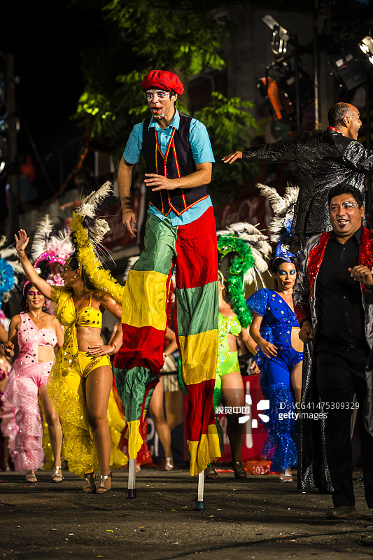 狂欢节游行中踩高跷的男子图片素材