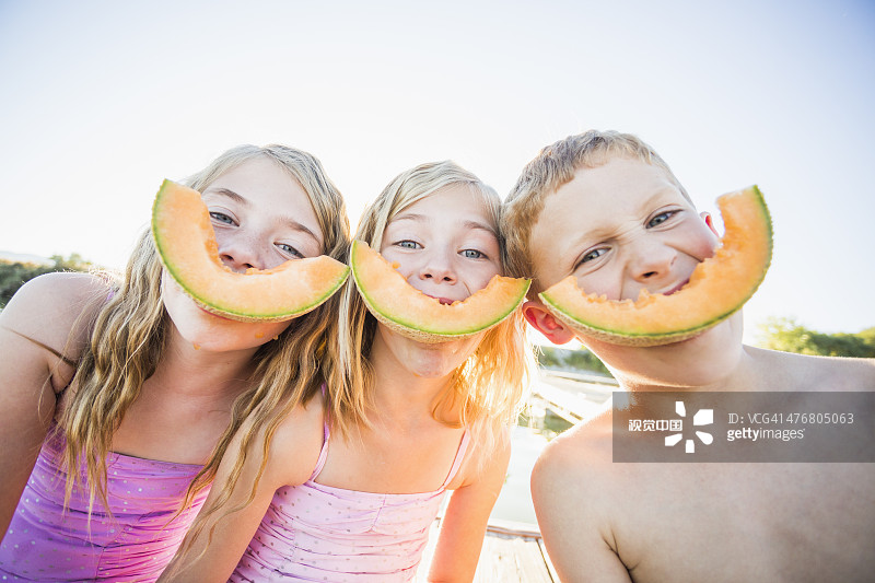 白人儿童吃哈密瓜图片素材