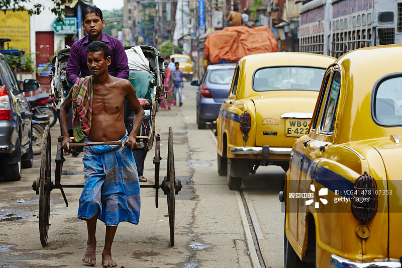 印度加尔各答街头的 रिक्शा图片素材
