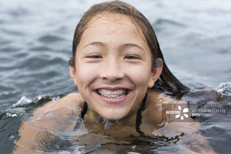 在户外游泳的混血女孩图片素材