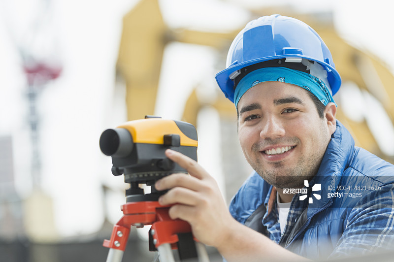 混血工程师在建筑工地使用经纬仪图片素材