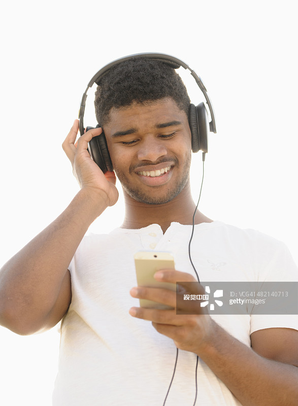 混血儿在听耳机图片素材