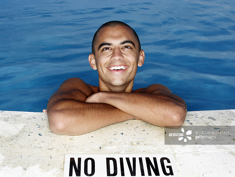 在泳池边微笑的混血男人图片素材