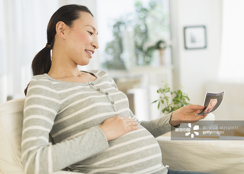 怀孕的日本妇女看着超声波图像图片素材