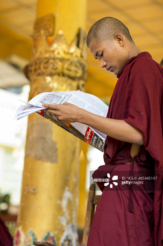 佛教僧侣学习时间阅读经书图片素材