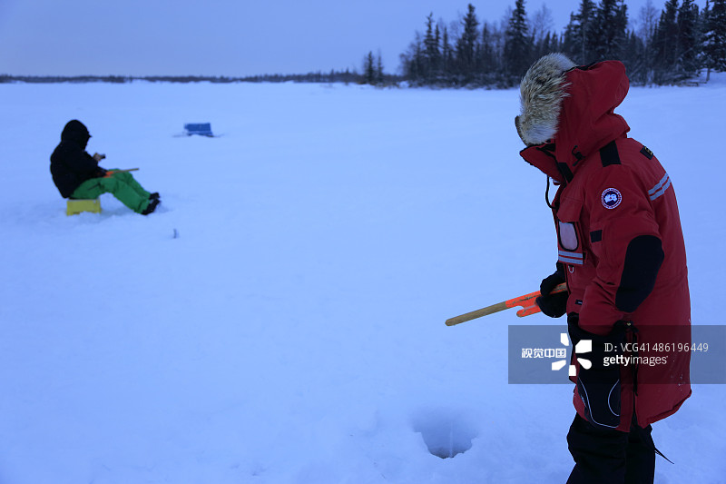 大奴湖上的冰钓活动图片素材