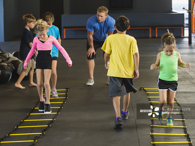 孩子们在健身房训练图片素材