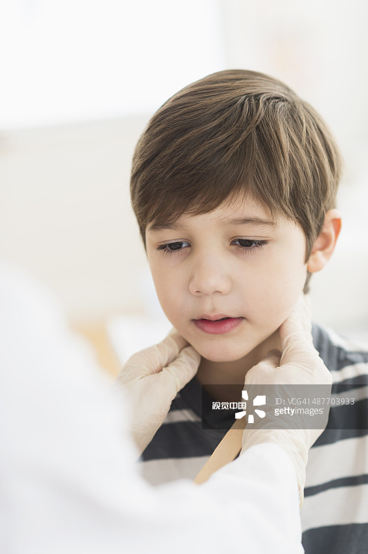 在诊所接受检查的西班牙裔男孩图片素材
