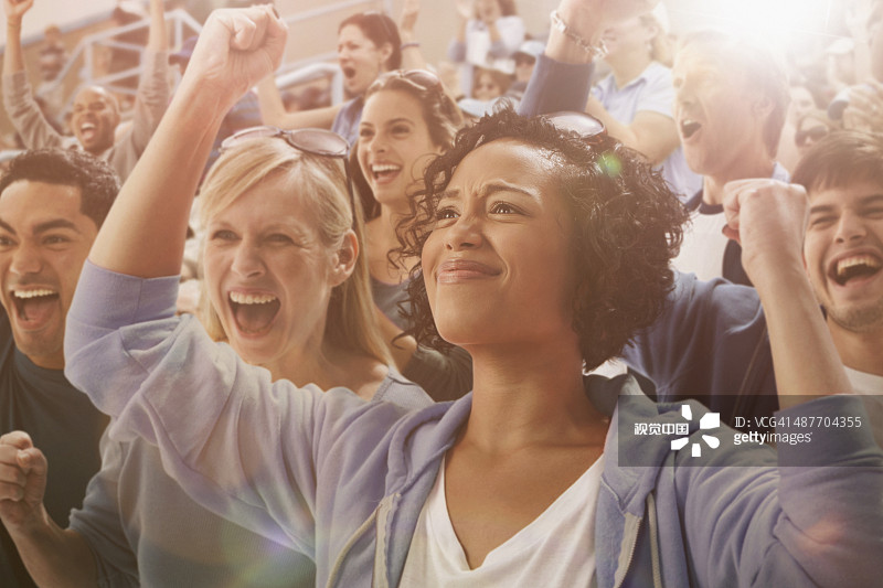 在体育赛事中欢呼的观众图片素材