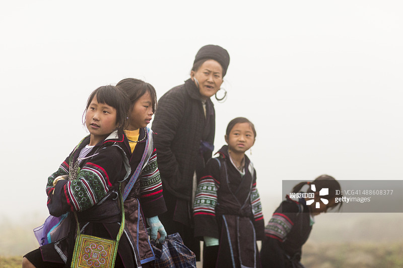 雾中的黑人儿童和女人图片素材
