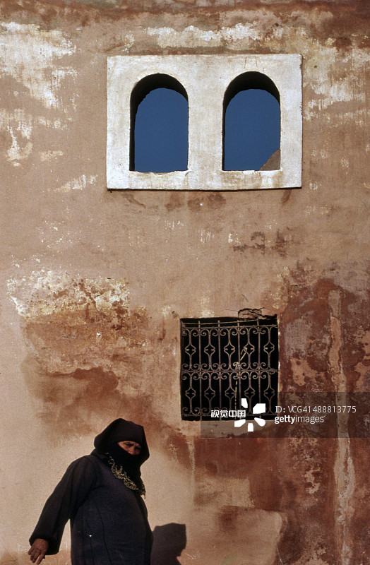 在提内尔希尔经过的男人的剪影图片素材