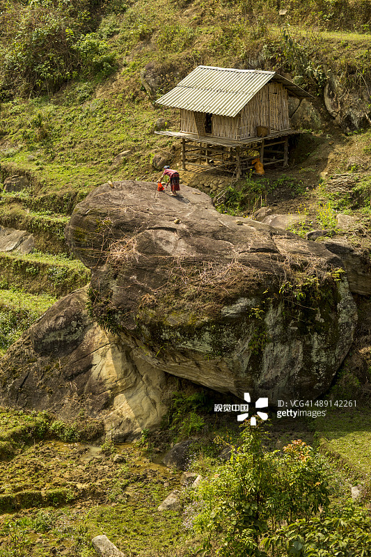 巨石旁的农家小屋图片素材