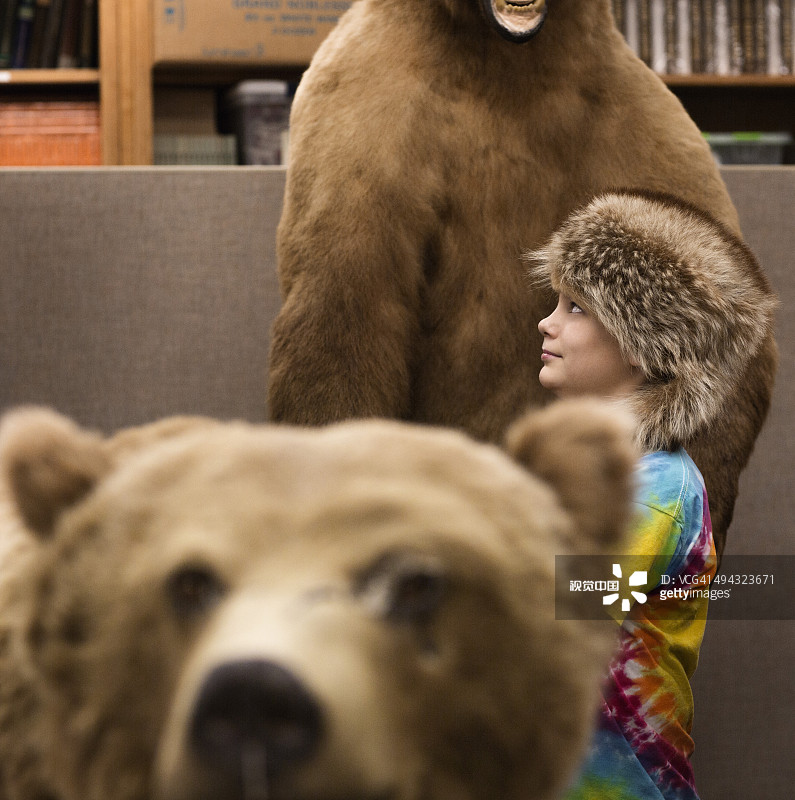 男孩戴着皮帽在自然历史博物馆图片素材