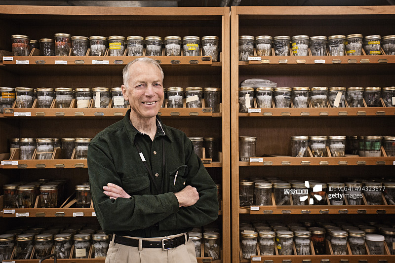 在博物馆里微笑观察标本的白人研究员图片素材