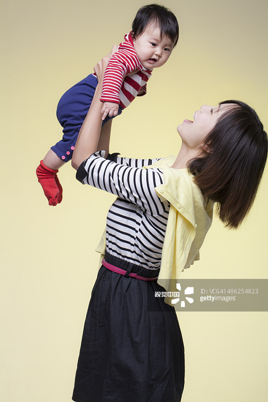 年轻母亲和女婴的影棚照片图片素材