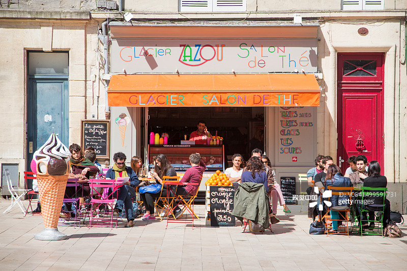 人们坐在 Glacier Zazou 冰淇淋店外图片素材