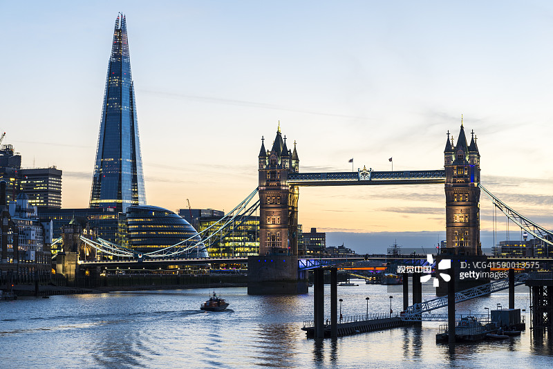 英国伦敦的碎片大厦和塔桥图片素材