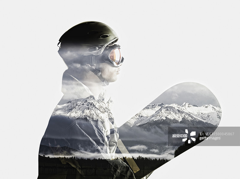 雪山倒影中滑雪板运动员的剪影图片素材