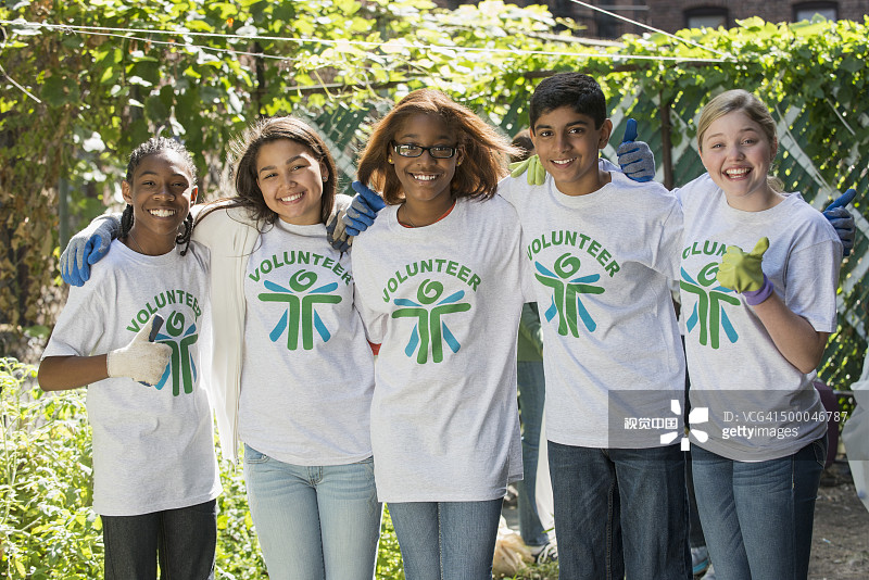 志愿者在城市花园里微笑图片素材