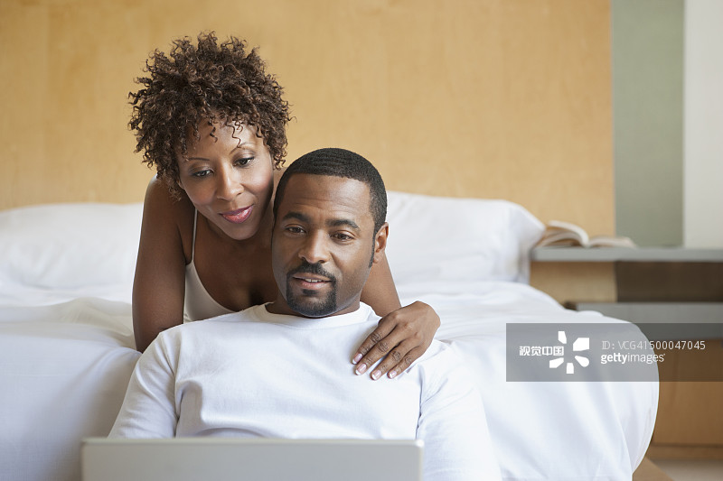 一对非裔美国夫妇在用笔记本电脑图片素材