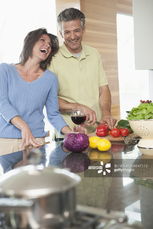在厨房做饭的西班牙裔夫妇图片素材