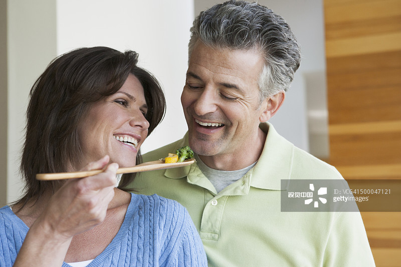 西班牙夫妇一起吃饭图片素材