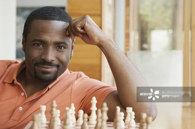 下棋的非裔美国男子图片素材