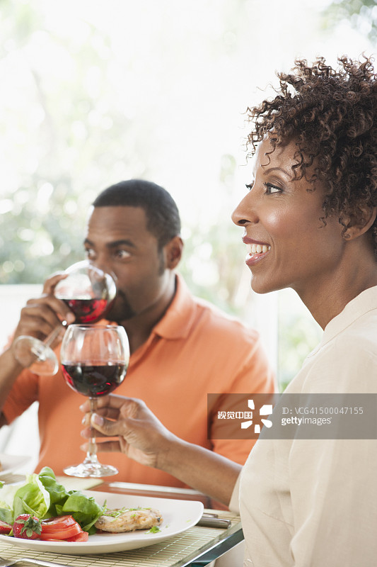 非裔美国家庭一起用餐图片素材