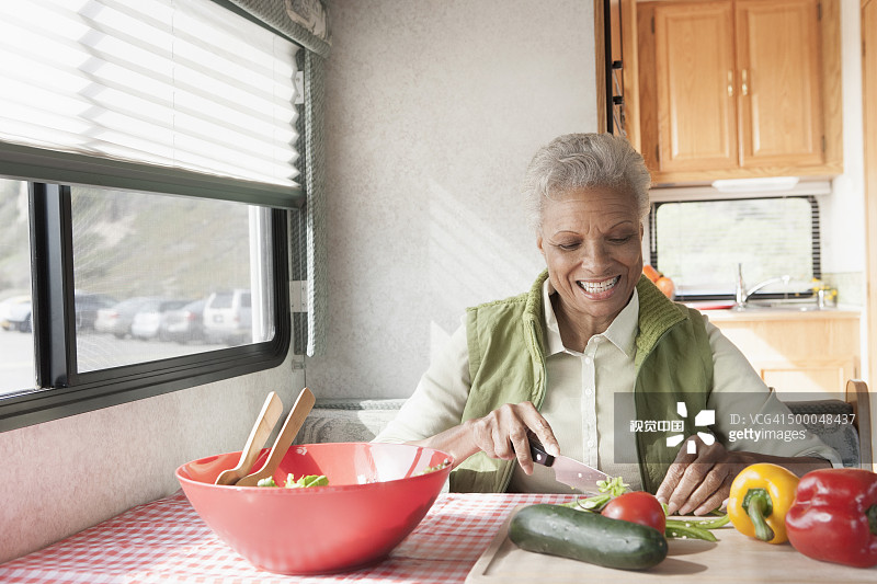 混血中年妇女在房车里做饭图片素材