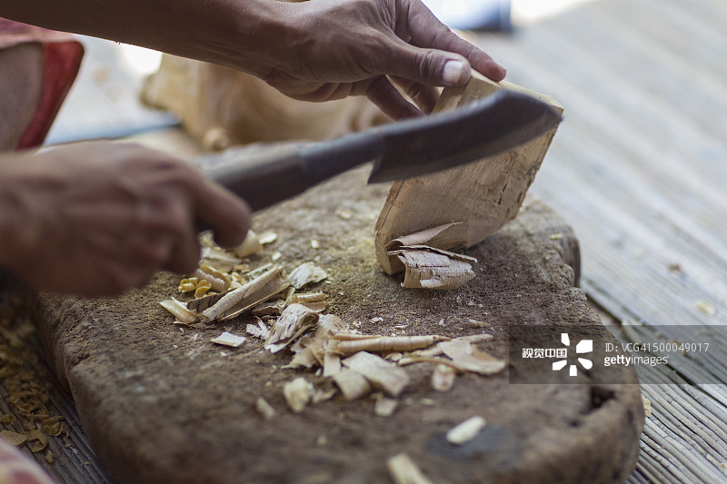 木工在工作室凿木头图片素材