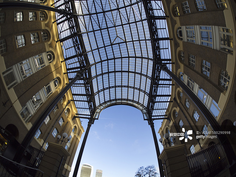 鱼眼镜头下的伦敦干草拱廊屋顶图片素材