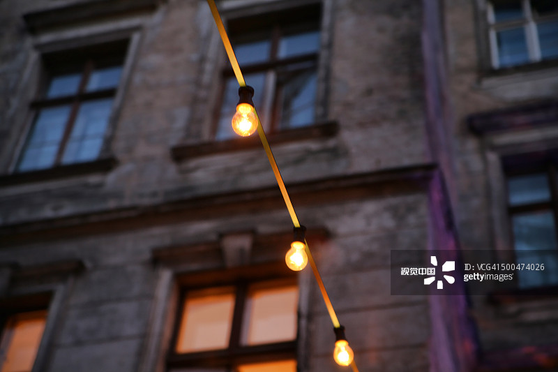 柏林老建筑外墙前的灯泡串图片素材