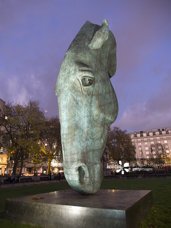 伦敦大理石拱门黄昏时分的巨型马头雕塑图片素材