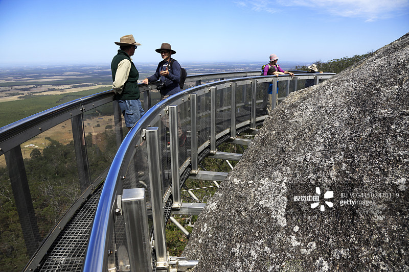 花岗岩天空步道的钢制走道图片素材