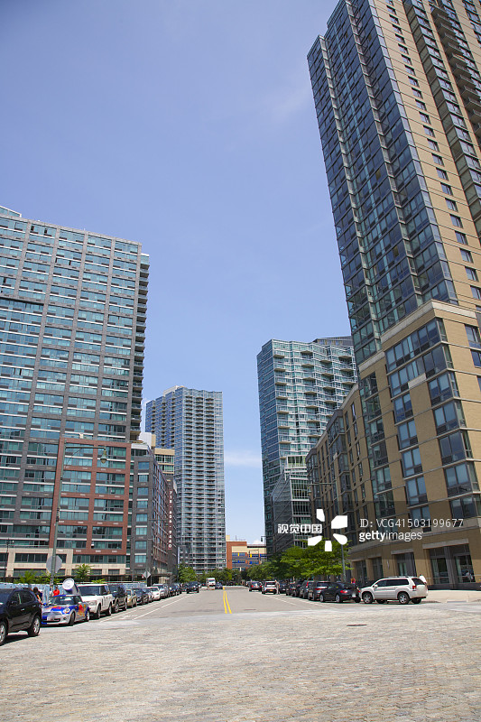 鹅卵石上的新皇后区公寓楼图片素材