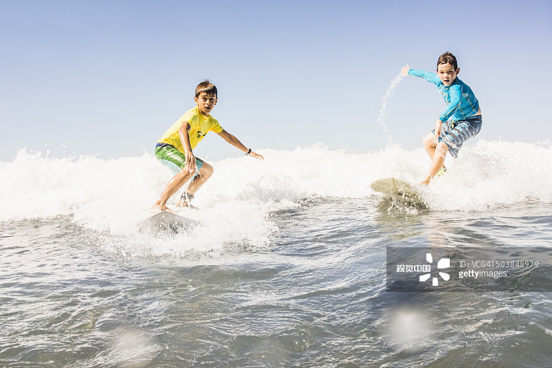 在海中冲浪的男孩图片素材