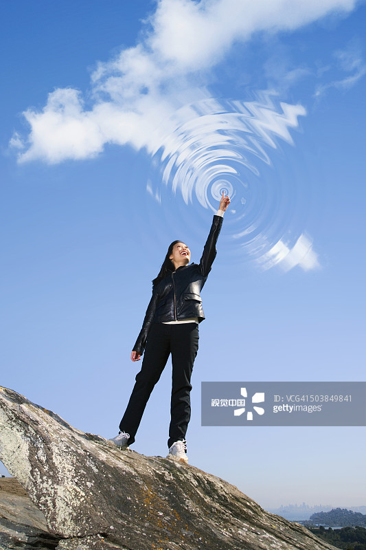 亚洲女人在天空中荡起涟漪图片素材